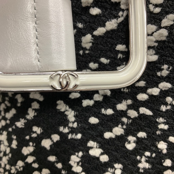 CHANEL BLACK / WHITE 2019 LA PAUSA CC BUTTON WOOL TWEED BELTED JACKET - Picture 7 of 9